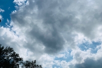 Instytut Meteorologii i Gospodarki Wodnej - Państwowy Instytut Badawczy ostrzega przed burzami z gradem oraz intensywnymi opadami deszczu, które w najbliższych dniach mogą wystąpić we wszystkich powiatach województwa śląskiego, a więc także na terenie po